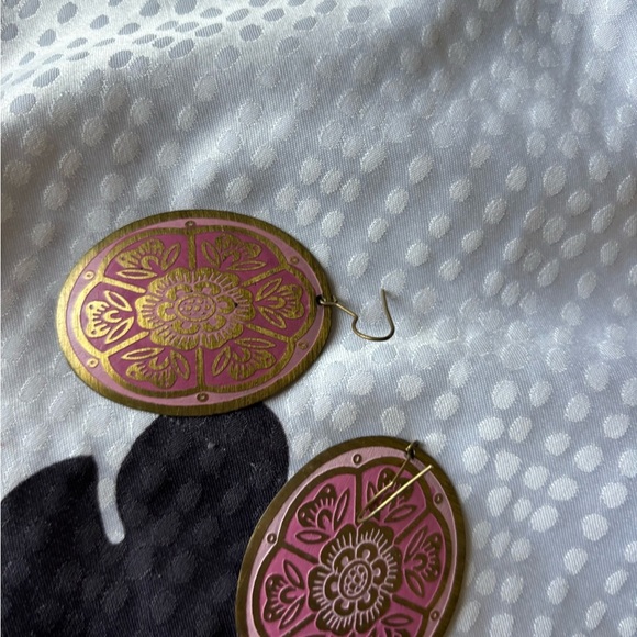 Vintage medallion style Earrings - Picture 4 of 4
